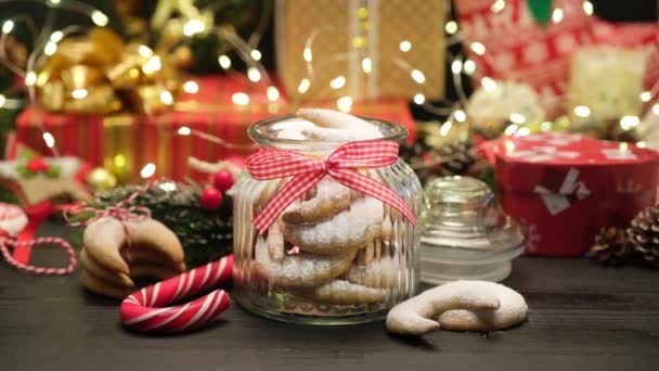 Canette de biscuits de vanille kipferl traditionnels allemand ou autrichien — Video