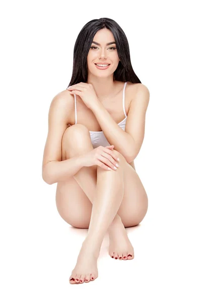 Studioaufnahme einer jungen, gut geformten Frau mit einem schönen Körper auf weißem Hintergrund — Stockfoto