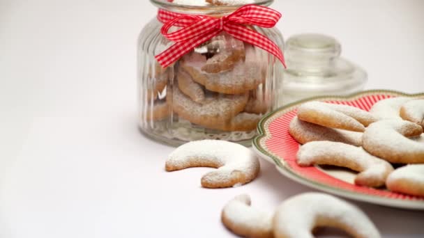 Assiette pleine de biscuits traditionnels allemands ou autrichiens vanillekipferl vanille kipferl — Video