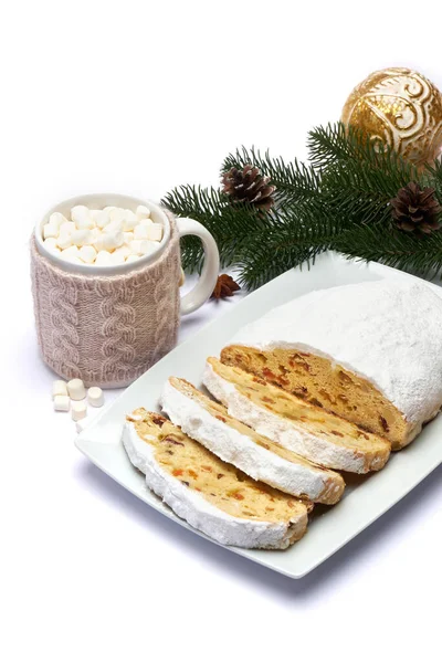 Bolo de Natal tradicional fatiado com maçapão e frutas secas isoladas em placa de cerâmica — Fotografia de Stock