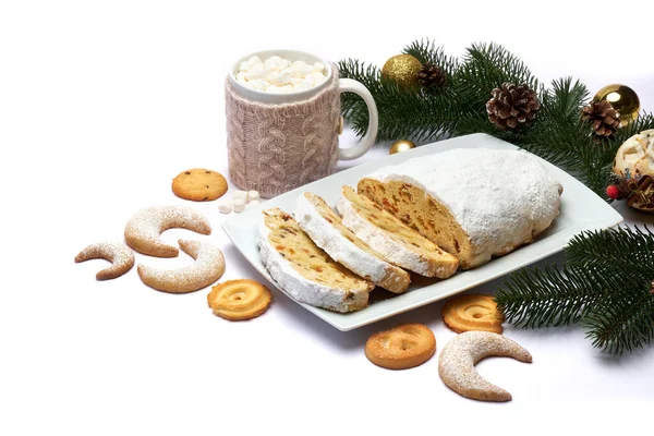 Traditioneller Christstollen in Scheiben geschnitten mit Marzipan und Trockenfrüchten isoliert auf Keramikteller — Stockfoto