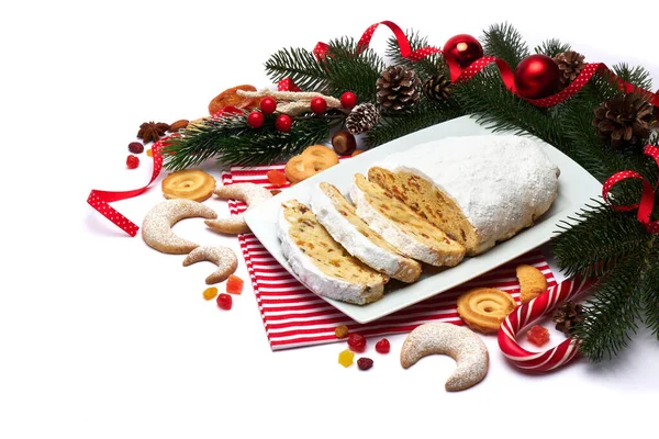 Bolo de Natal tradicional fatiado com maçapão e frutas secas isoladas em placa de cerâmica — Fotografia de Stock