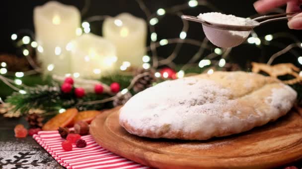 Традиционный рождественский торт с марципаном и сухофруктами на деревенском фоне — стоковое видео
