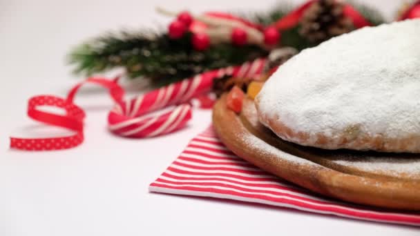 Традиционный рождественский торт с марципаном и высушенный новогодними украшениями — стоковое видео