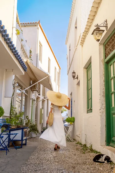 Vrouw toerist loopt door de straten van een oude Griekse stad — Stockfoto