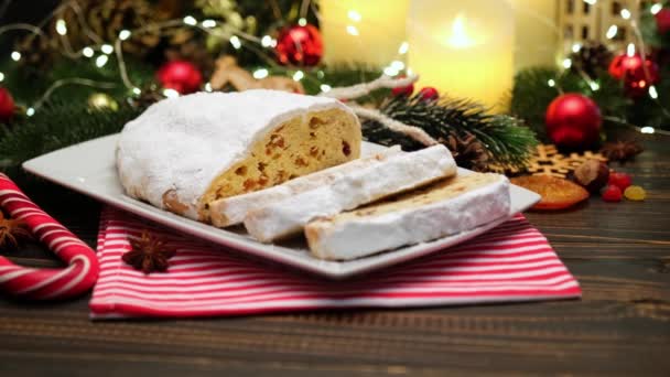 Pastel tradicional de Navidad en rodajas con mazapán y decoraciones de Año Nuevo sobre fondo de madera — Vídeos de Stock