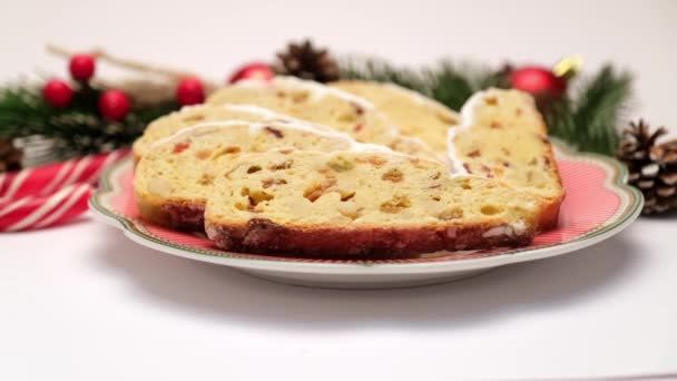 Κομμένο παραδοσιακό χριστουγεννιάτικο κέικ πρησμένο με αμυγδαλόπαστα και αποξηραμένα φρούτα — Αρχείο Βίντεο