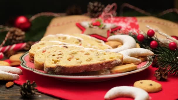 Bolo de Natal tradicional fatiado stollen com marzipan e decorações de Ano Novo em fundo de madeira — Vídeo de Stock