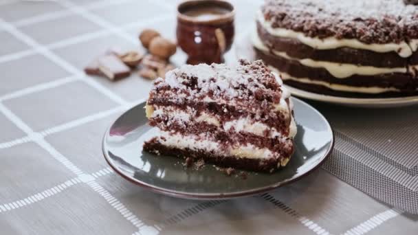 Domowe ciasto czekoladowe i kawałek na stole kuchennym — Wideo stockowe