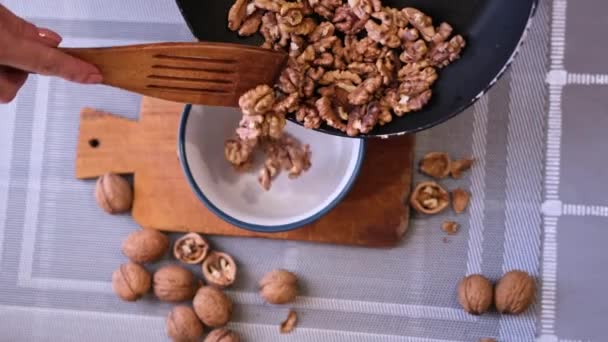 Detailní video vlašských ořechových jader nalitých v keramické misce — Stock video