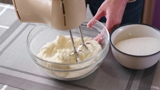 Whipping cream cheese in a glass bowl — Video
