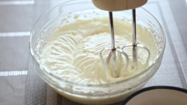 Взбивание сливочного сыра в стеклянную миску — стоковое видео