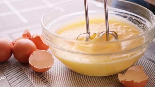 Closeup pessoa preparando omelete caseiro batendo ovos com misturador — Vídeo de Stock