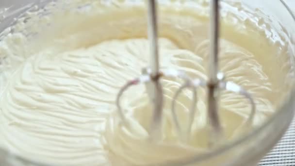 Взбивание сливочного сыра в стеклянную миску — стоковое видео