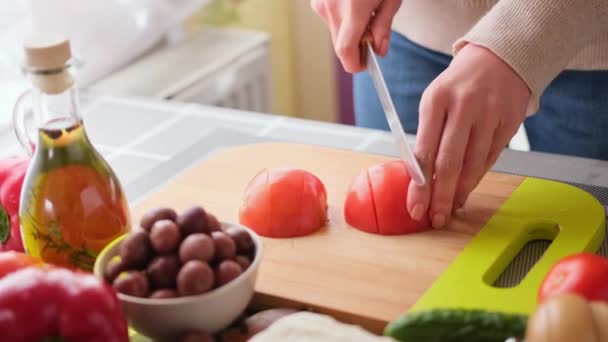 Griek salade voorbereiding serie concept - vrouw snijden tomaten — Stockvideo