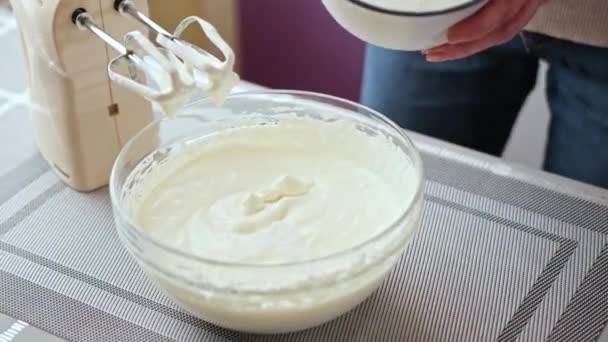Whipping cream cheese in a glass bowl — Stock Video