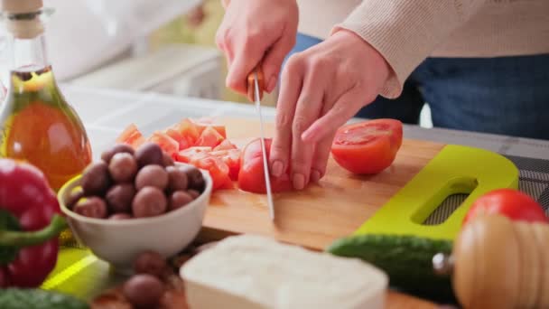 Koncept série přípravy řeckého salátu - žena krájí rajčata — Stock video