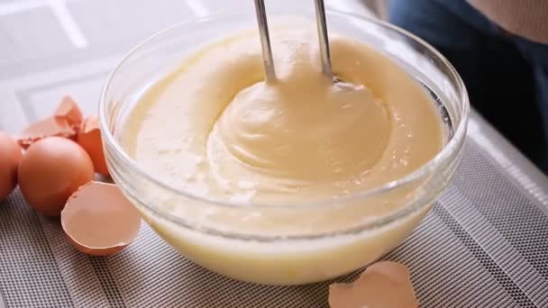 Närbild person förbereder hemlagad omelett slå ägg med mixer — Stockvideo