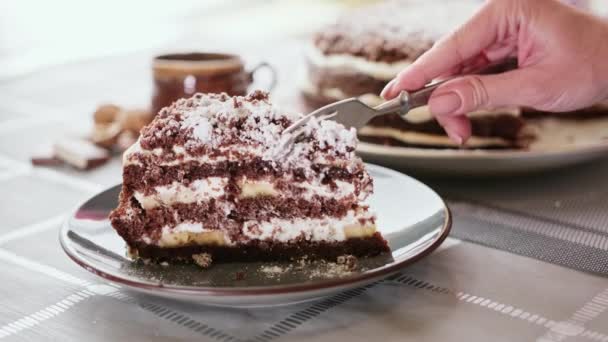 Donna affamata tagliare fetta di torta al cioccolato fatta in casa — Video Stock