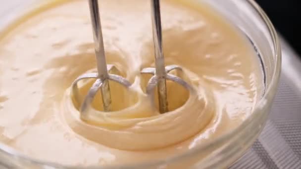准备自制煎蛋卷的人用搅拌机打蛋 — 图库视频影像