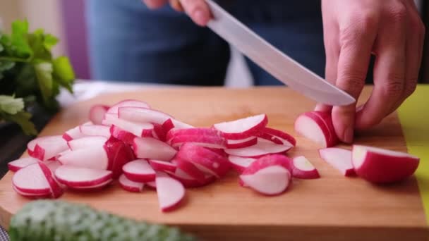 Close-up van de vrouw snijden radijs op houten snijplank - voorbereiding ingrediënt voor maaltijd — Stockvideo