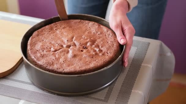 Vrouw neemt een voorbereide taart korst van een bakplaat — Stockvideo