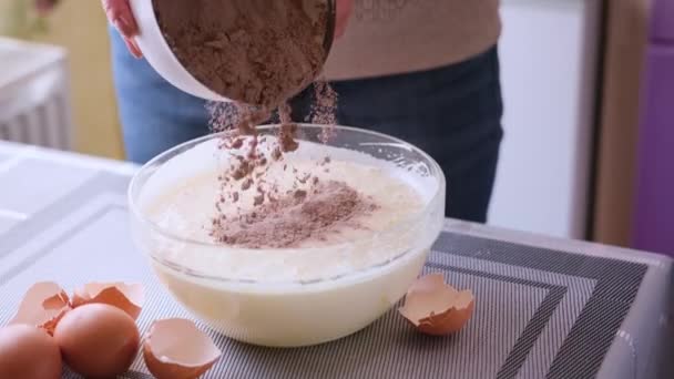 Dodanie mąki i kakao do tłuczonych jaj - pieczenie ciasta do pieczenia — Wideo stockowe