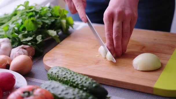 Primo piano della donna affettare cipolla sul tagliere di legno - preparazione ingrediente per il pasto — Video Stock