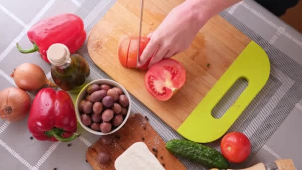 Konzept der griechischen Salatzubereitungsserie - Frau schneidet Tomaten — Stockvideo