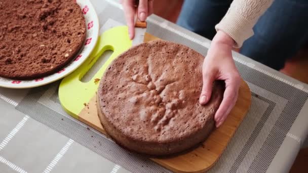 Kobieta krojenie skorupy ciasto czekoladowe karmel na desce do krojenia drewna — Wideo stockowe