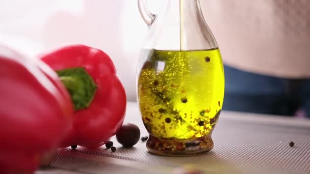 Olívaolaj öntés le üveg gyógynövényekkel Lassú mozgás — Stock videók