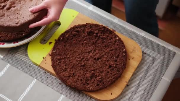 Kobieta krojenie skorupy ciasto czekoladowe karmel na desce do krojenia drewna — Wideo stockowe