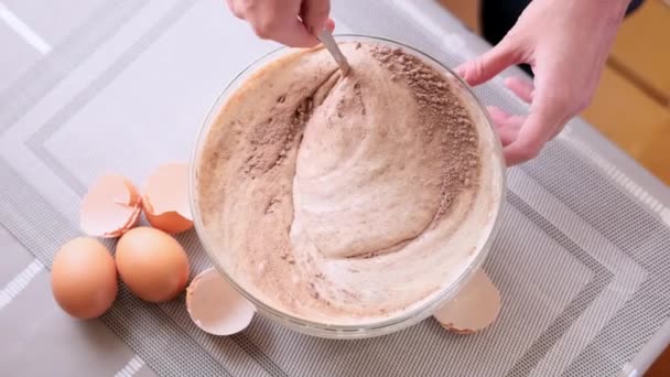 Aggiungere farina e cacao alle uova sbattute - fare la pasta per la cottura — Video Stock