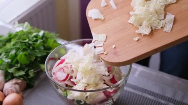 Närbild av kvinna skivning sallad på trä skärbräda - förbereda ingrediens för måltid — Stockvideo