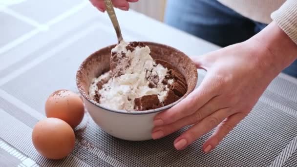 Przygotowanie ciasta - Kobieta mieszająca kakao w proszku i mąkę w ceramicznej misce — Wideo stockowe