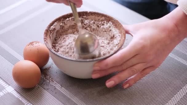 Dough preparation - Woman mixing Cocoa powder and flour in ceramic bowl — Stockvideo