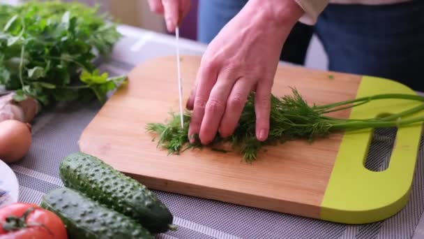 Closeup de mulher cortando endro em tábua de corte de madeira - preparação de ingrediente para refeição — Vídeo de Stock