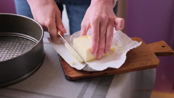 Kvinna Skär smör för bakning skålen att baka tårta — Stockvideo
