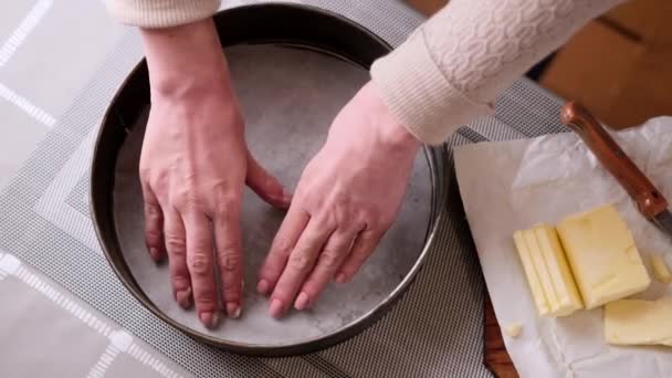 Närbild video av Kvinna smörar en tårta pan för bakning tårta — Stockvideo