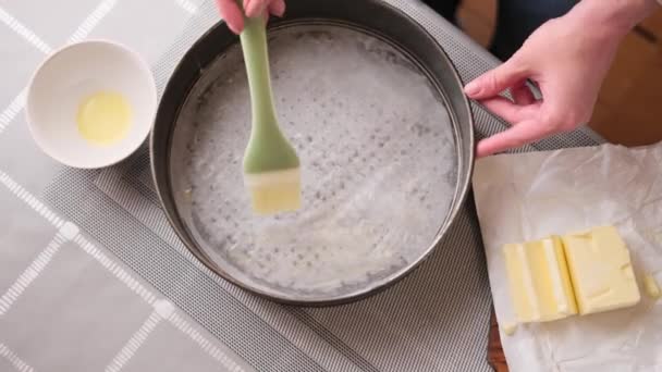 Video close-up dari Perempuan mentega panci kue untuk kue — Stok Video