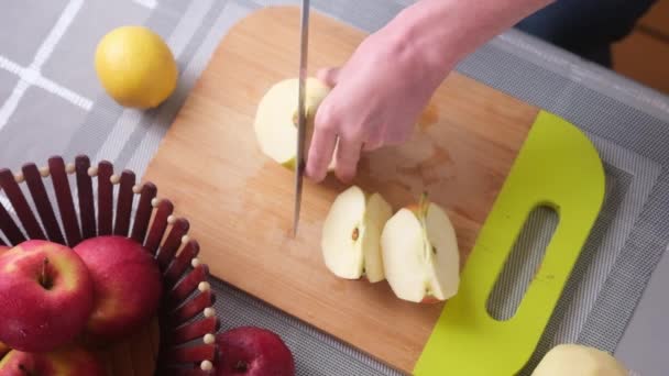 Série de preparação de torta de maçã - Cortando maçãs para bolo de maçã caseiro tradicional — Vídeo de Stock