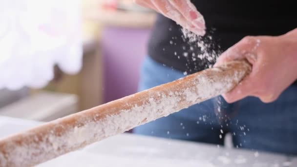 アップルパイケーキの準備シリーズ-女性は木製の圧延ピンに小麦粉を注ぐ — ストック動画