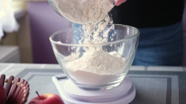 Série de préparation de tarte aux pommes - verser la farine dans un bol en verre debout sur des balances de cuisine — Video