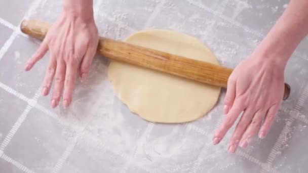 Серія приготування яблучного пирога - жінка викидає тісто з шпилькою на стіл — стокове відео
