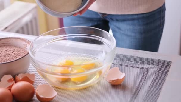 Tészta elkészítése - Woman Cook önti cukor-üveg tál zúzott tojás — Stock videók