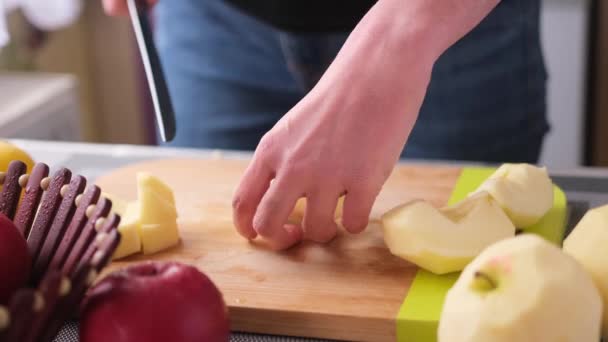 Apple pie preparation series - Cutting Apples for Traditional Homemade Apple Cake — Vídeos de Stock