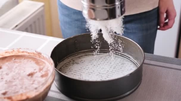 Close-up of bakery concept - Woman flouring a baking dish for a cake — Stockvideo