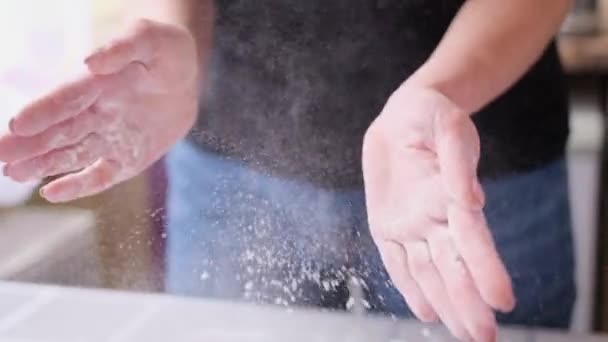 Torta de maçã preparação série - mulher batendo palmas com as mãos cheias de farinha — Vídeo de Stock