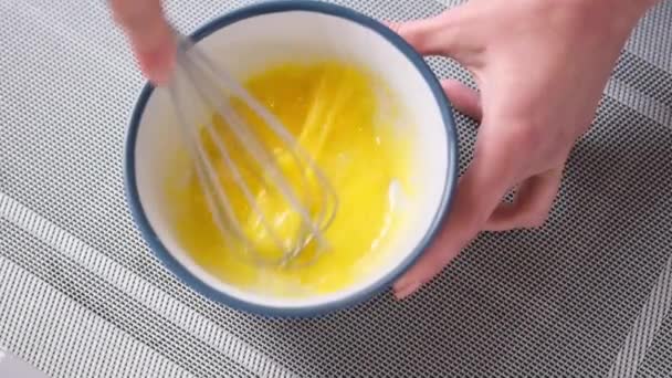 Série de preparação de bolo de torta de maçã - mulher bateu ovos em uma tigela de vidro com um batedor — Vídeo de Stock