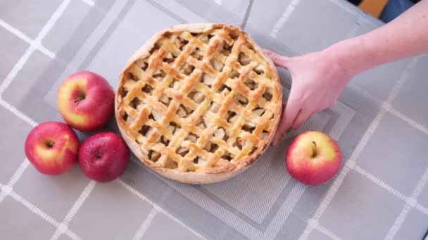 Jablečný koláč série přípravy - žena krájení koláč na stole - pohled shora — Stock video